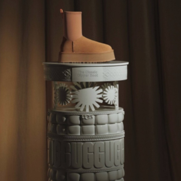 New UGG Women’s Classic Platform Boots - Picture 8 of 11